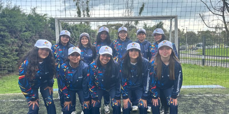 Delegación completa: categoría juvenil recibe la bandera de Cundinamarca para debutar en la regional nacional de los Juegos Intercolegiados 2025