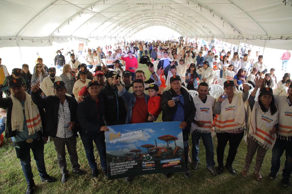 Cundinamarca celebra día del campesino entregando 500 tarjetas de progreso agropecuario

