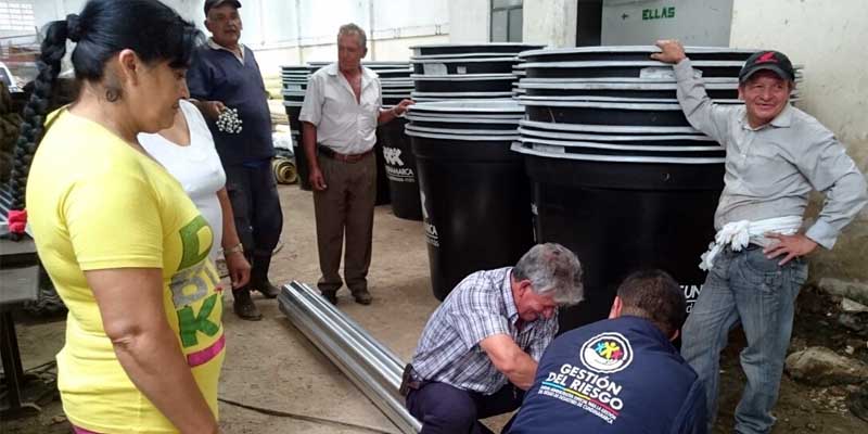 El Gobernador de Cundinamarca entrega ayudas a damnificados por temporada de lluvias