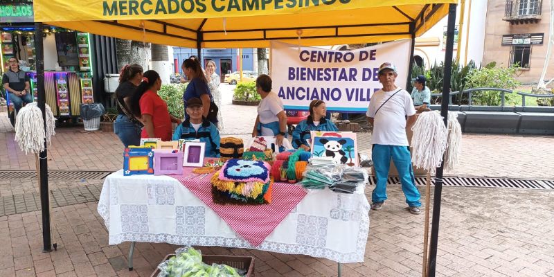 Adultos mayores de Villeta muestran su talento en feria artesanal y fortalecen su vínculo con la comunidad
