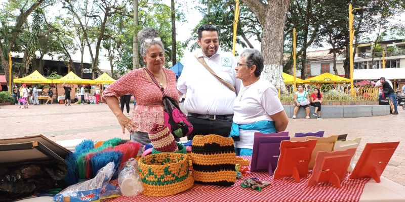 Adultos mayores de Villeta muestran su talento en feria artesanal y fortalecen su vínculo con la comunidad
