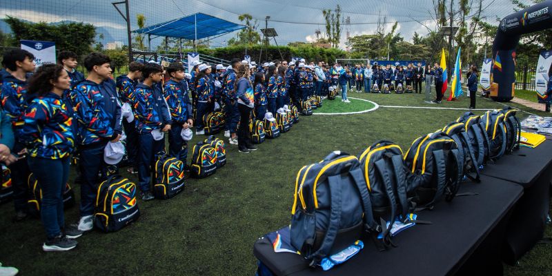 Delegación completa: categoría juvenil recibe la bandera de Cundinamarca para debutar en la regional nacional de los Juegos Intercolegiados 2025