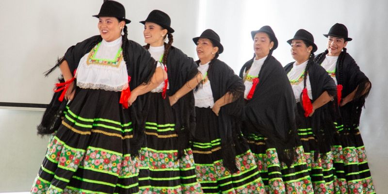 138 docentes de Cundinamarca reciben bandera para representar al departamento en encuentros nacionales