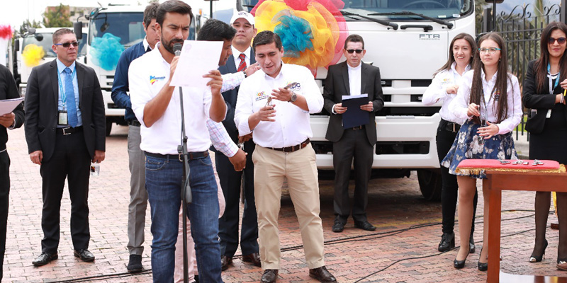 Más de $3.000 millones en vehículos compactadores para Cundinamarca












































