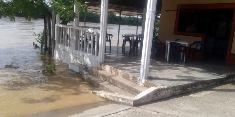 Secretaría de Salud cundinamarquesa atiende a población afectada por inundaciones en Puerto Salgar




