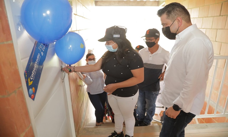 Gobernador Nicolás García realizó la primera entrega de viviendas a 52 familias en Villeta 