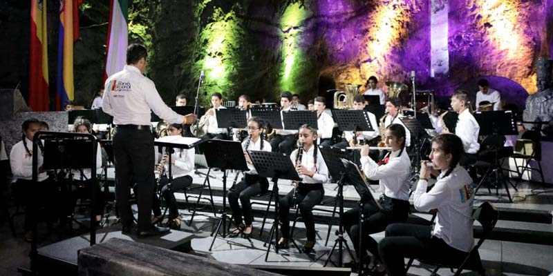 Homenaje a Bandas Sinfónicas municipales que han dejado en alto el nombre de Cundinamarca en certámenes internacionales





























