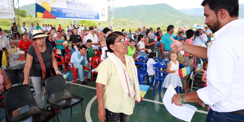 Trescientos ochenta familias en Beltrán y Guataquí cumplirán su sueño de tener casa propia















































