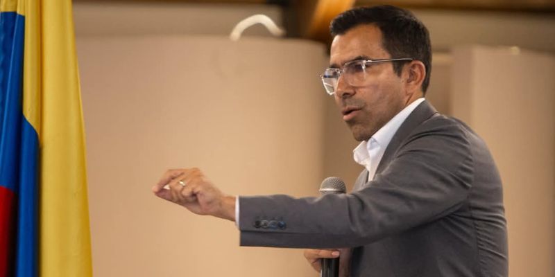 En educación "no nos conformamos con lo básico", dice gobernador Jorge Rey