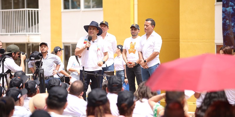Gobernador participa en la entrega de 100 viviendas en el municipio de El Colegio
