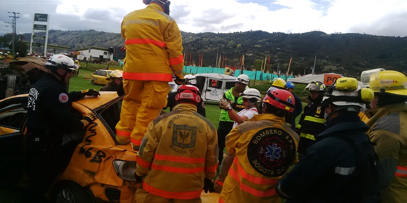 BOMBEROS CUNDINAMARQUESES SE CAPACITAN EN ÚLTIMAS TECNOLOGIAS PARA RESCATE VEHICULAR