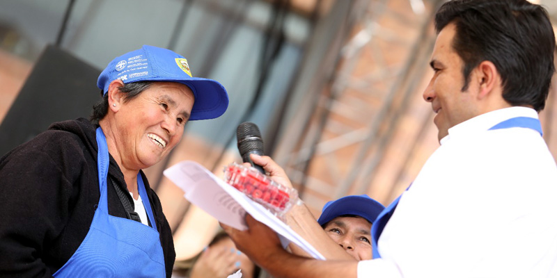 Ciento ochenta campesinos ofrecieron sus productos en la Plaza de la Paz