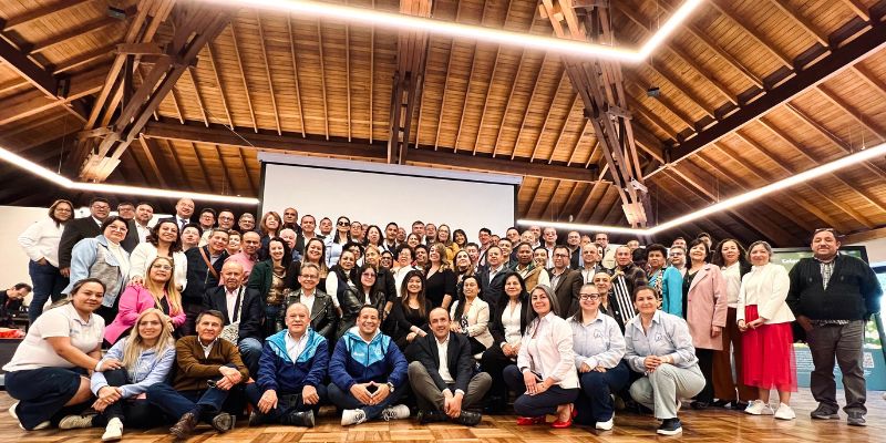 En educación "no nos conformamos con lo básico", dice gobernador Jorge Rey