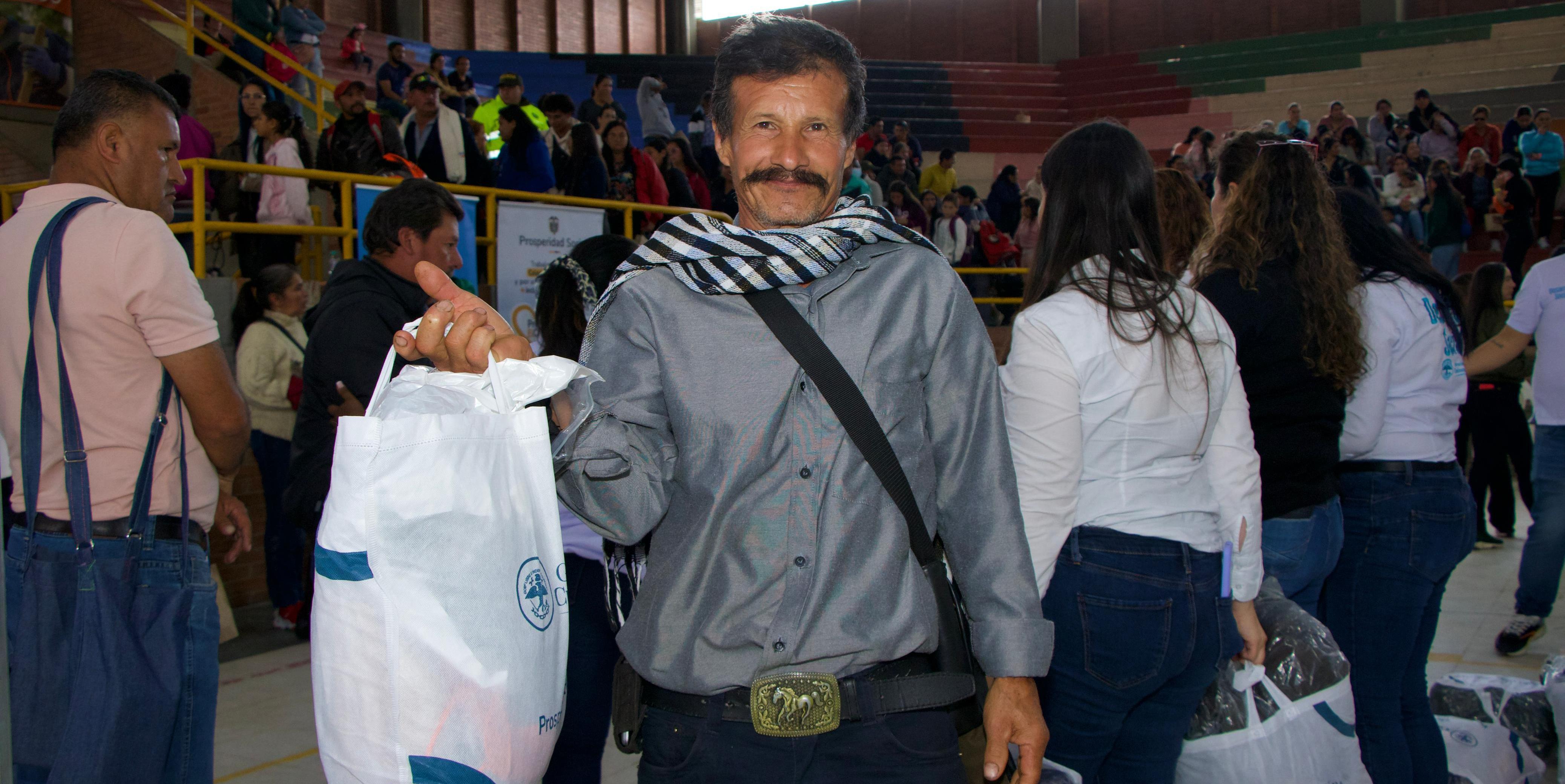Continúa la entrega de kits de apoyo a familias vulnerables en Cundinamarca
