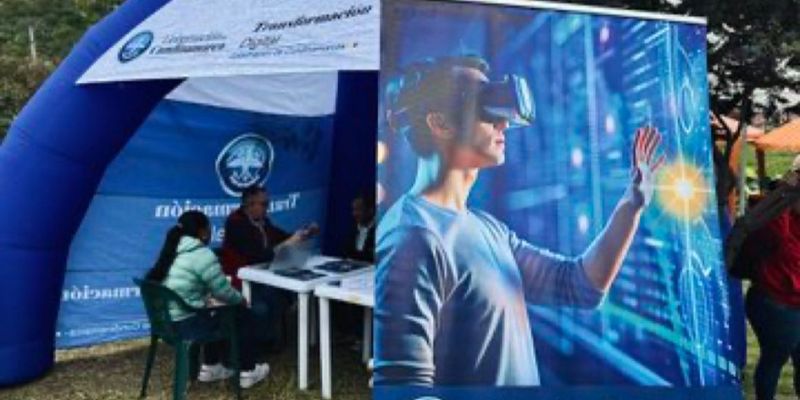 Formación digital gratuita despierta el interés de los soachunos en Feria de Servicios para Víctimas
