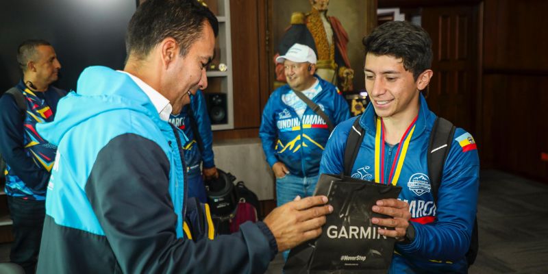 “Quiero llegar a un Mundial de Cross Country”: Mariana Fernández, medallista de oro en MTB, durante reconocimiento del gobernador Jorge Rey