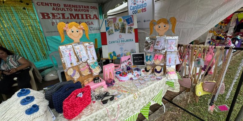 Adultos mayores del Centro Belmira participaron en Expofusa 2025 con emprendimientos en bisutería y oficios