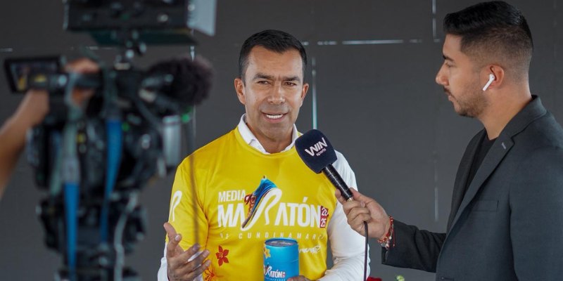 Gobernador Jorge Rey se pone la camiseta con los atletas que correrán la Media Maratón de Cundinamarca 2025