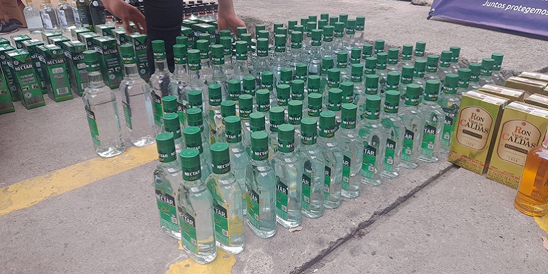 Duro golpe a la distribución de licor adulterado evitó que 2.317 botellas llegaran a la calles