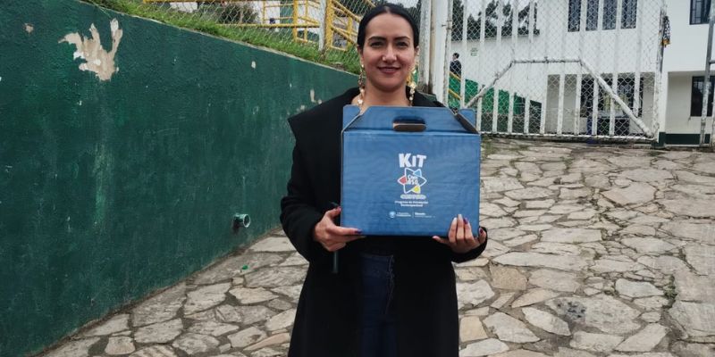 Jóvenes de Cundinamarca reciben KitOSO, herramienta clave para decidir su futuro académico y laboral