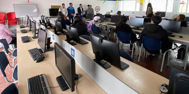 Gobernador Jorge Rey celebra la entrega de 20 Centros Interactivos Digitales en Cundinamarca

