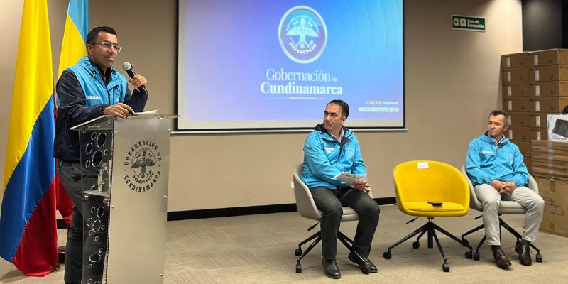 Gobernador Jorge Rey entrega equipos a 15 municipios para modernizar los Centros Interactivos Digitales

