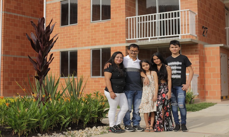 Gobernador Nicolás García realizó la primera entrega de viviendas a 52 familias en Villeta 