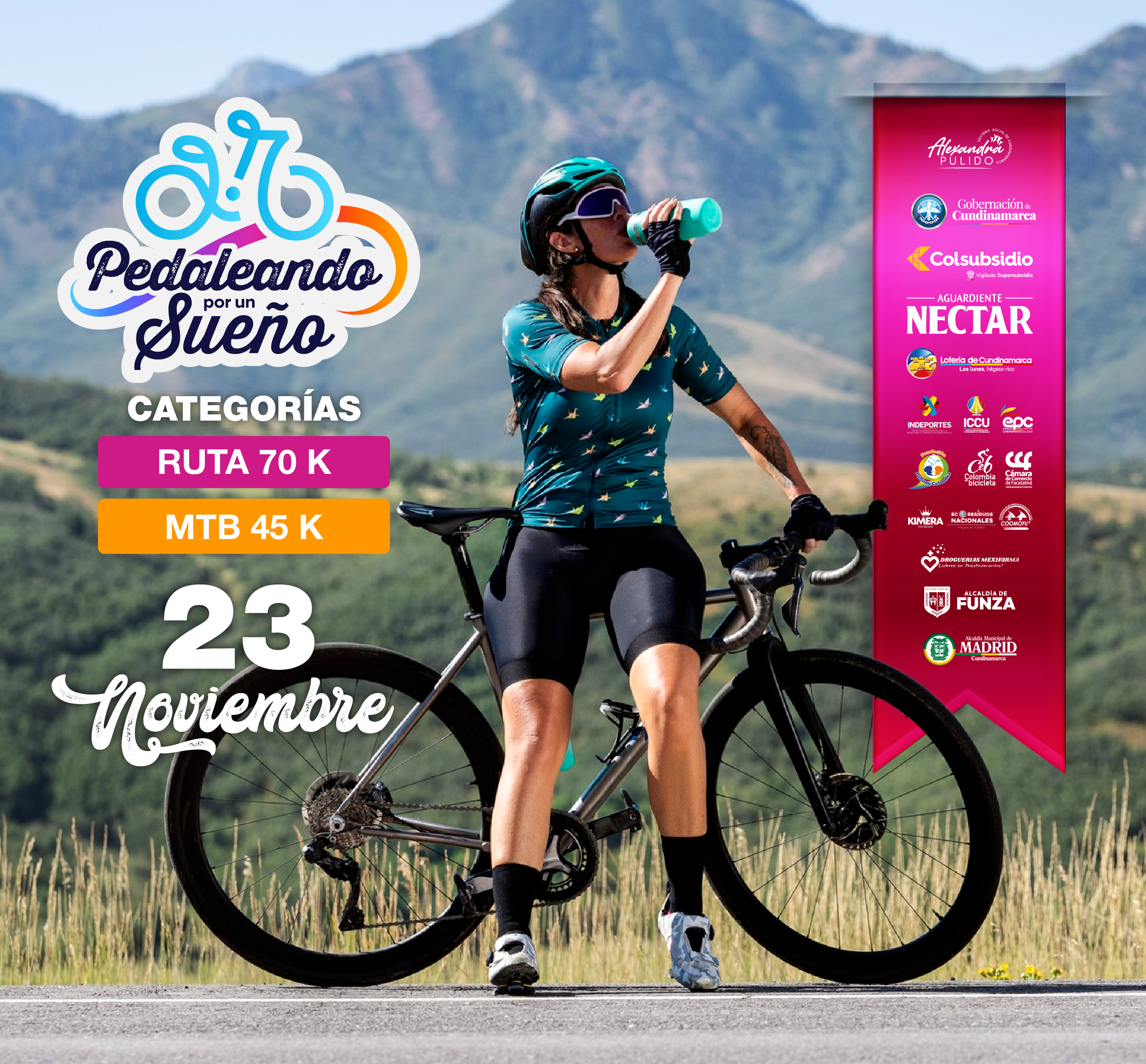 Ciclista femenina en plena ruta rural, bebiendo agua mientras sostiene su bicicleta de ruta. Promoción del evento "Pedaleando por un Sueño", que se llevará a cabo el 23 de noviembre, con categorías Ruta 70K y MTB 45K. 