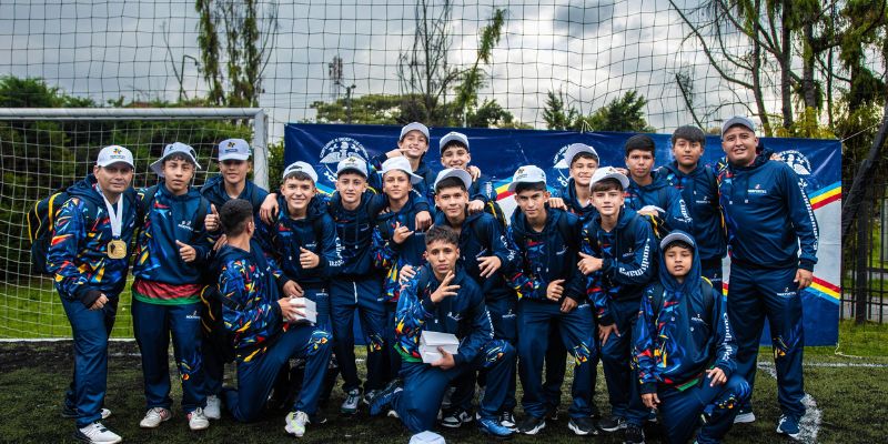 Gobernador Jorge Rey entrega la bandera de Cundinamarca a los deportistas que jugarán la fase regional nacional de los Juegos Intercolegiados 2025
