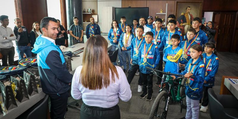 “Quiero llegar a un Mundial de Cross Country”: Mariana Fernández, medallista de oro en MTB, durante reconocimiento del gobernador Jorge Rey