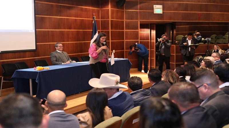 Gobernador de Cundinamarca se destaca en el conversatorio del Premio Superación de la Pobreza