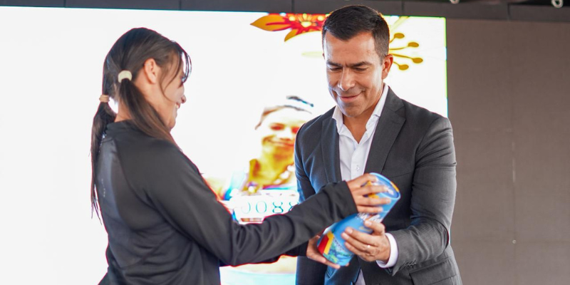 Gobernador Jorge Rey se pone la camiseta con los atletas que correrán la Media Maratón de Cundinamarca 2025