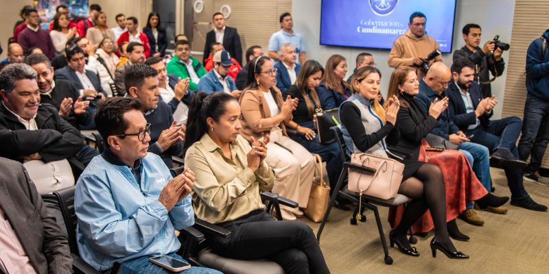 Tecnología para el campo: 35 municipios reciben computadores para modernizar la extensión rural