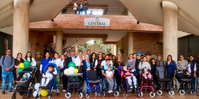 Gobierno departamental entrega sillas de ruedas a niñez, adolescencia y personas mayores