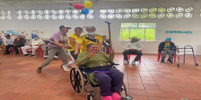 Rumba terapia promueve bienestar de las personas mayores en el Centro de Protección Social Belmira
