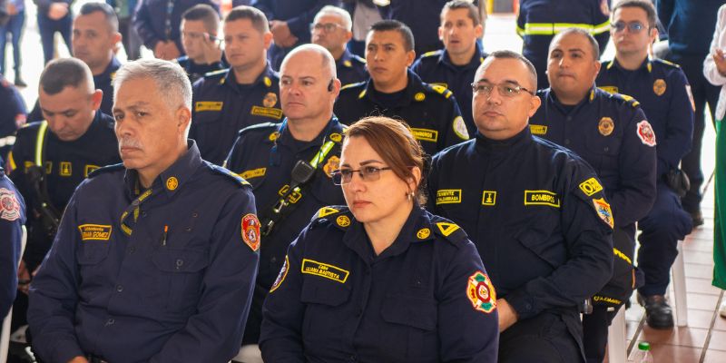 Cundinamarca dota a bomberos con equipos de señalización para atención de siniestros viales