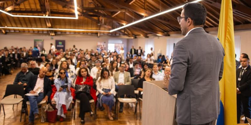 En educación "no nos conformamos con lo básico", dice gobernador Jorge Rey