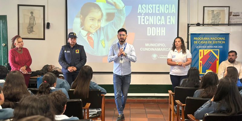 Primera general de Ejército acompaña taller de Derechos Humanos en Cajicá

