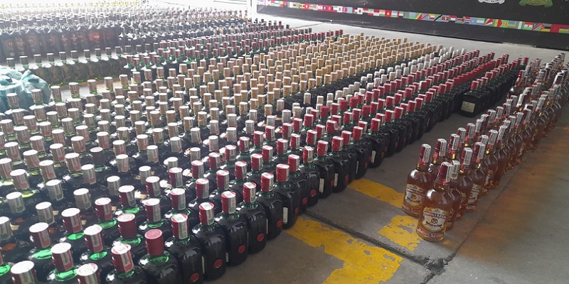 Duro golpe a la distribución de licor adulterado evitó que 2.317 botellas llegaran a la calles