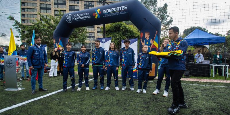 Gobernador Jorge Rey entrega la bandera de Cundinamarca a los deportistas que jugarán la fase regional nacional de los Juegos Intercolegiados 2025