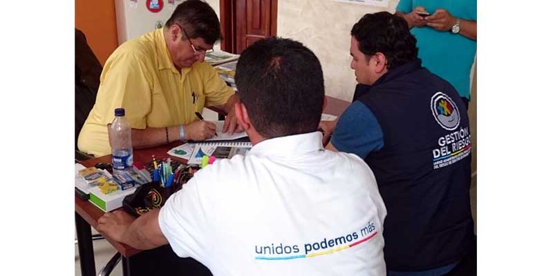 El Gobernador de Cundinamarca entrega ayudas a damnificados por temporada de lluvias



