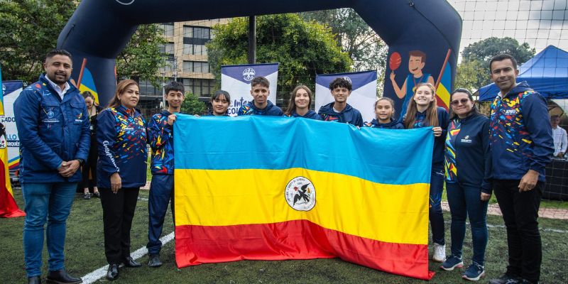 Gobernador Jorge Rey entrega la bandera de Cundinamarca a los deportistas que jugarán la fase regional nacional de los Juegos Intercolegiados 2025