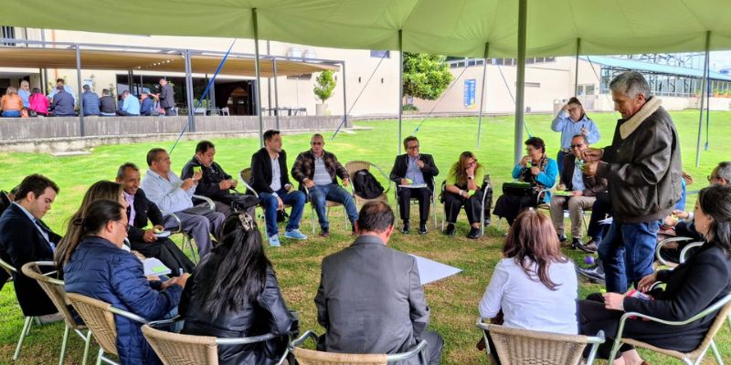 En educación "no nos conformamos con lo básico", dice gobernador Jorge Rey