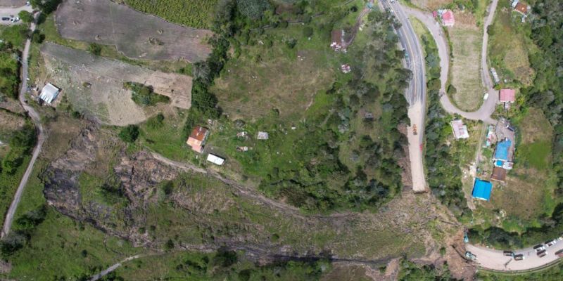 Gobernador Jorge Rey advierte que la montaña en Chipaque sigue cediendo y amenaza viviendas



