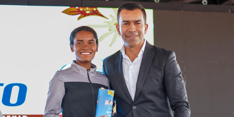 Gobernador Jorge Rey se pone la camiseta con los atletas que correrán la Media Maratón de Cundinamarca 2025