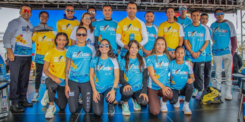 Gobernador Jorge Rey se pone la camiseta con los atletas que correrán la Media Maratón de Cundinamarca 2025