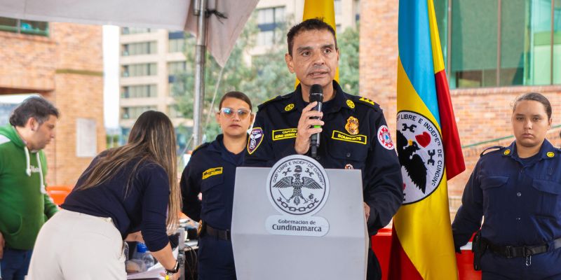 Cundinamarca dota a bomberos con equipos de señalización para atención de siniestros viales
