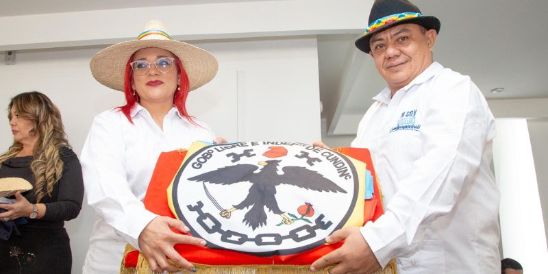 138 docentes de Cundinamarca reciben bandera para representar al departamento en encuentros nacionales