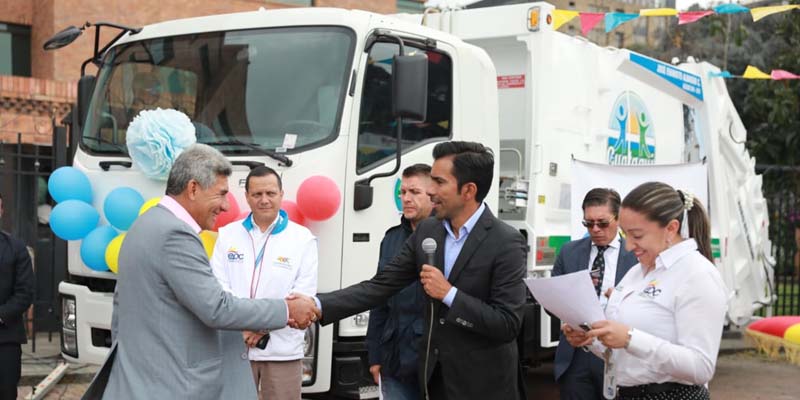 Guasca, Guataquí, Villeta y Cajicá recibieron vehículos compactadores