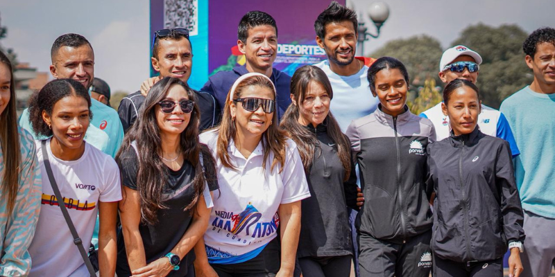 Gobernador Jorge Rey se pone la camiseta con los atletas que correrán la Media Maratón de Cundinamarca 2025